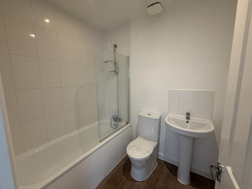Lot: 60 - SUBSTANTIAL FREEHOLD RESIDENTIAL INVESTMENT COMPRISING NINE FLATS - Bathroom of Flat 8 in Nine Flats for Investment